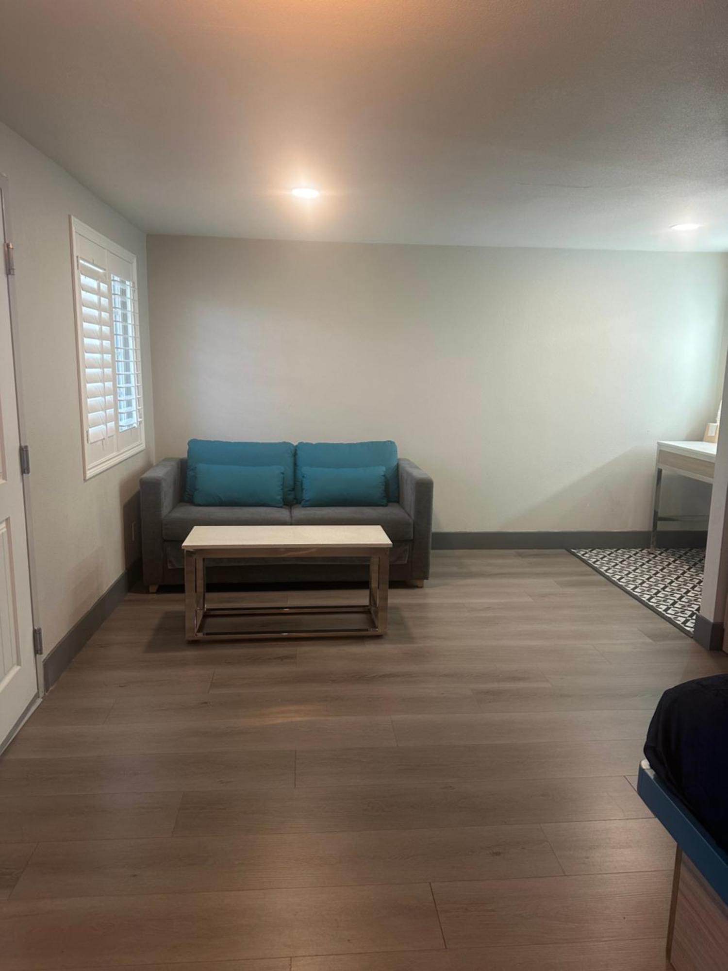 Super 8 By Wyndham Oceanside Downtown 호텔 외부 사진