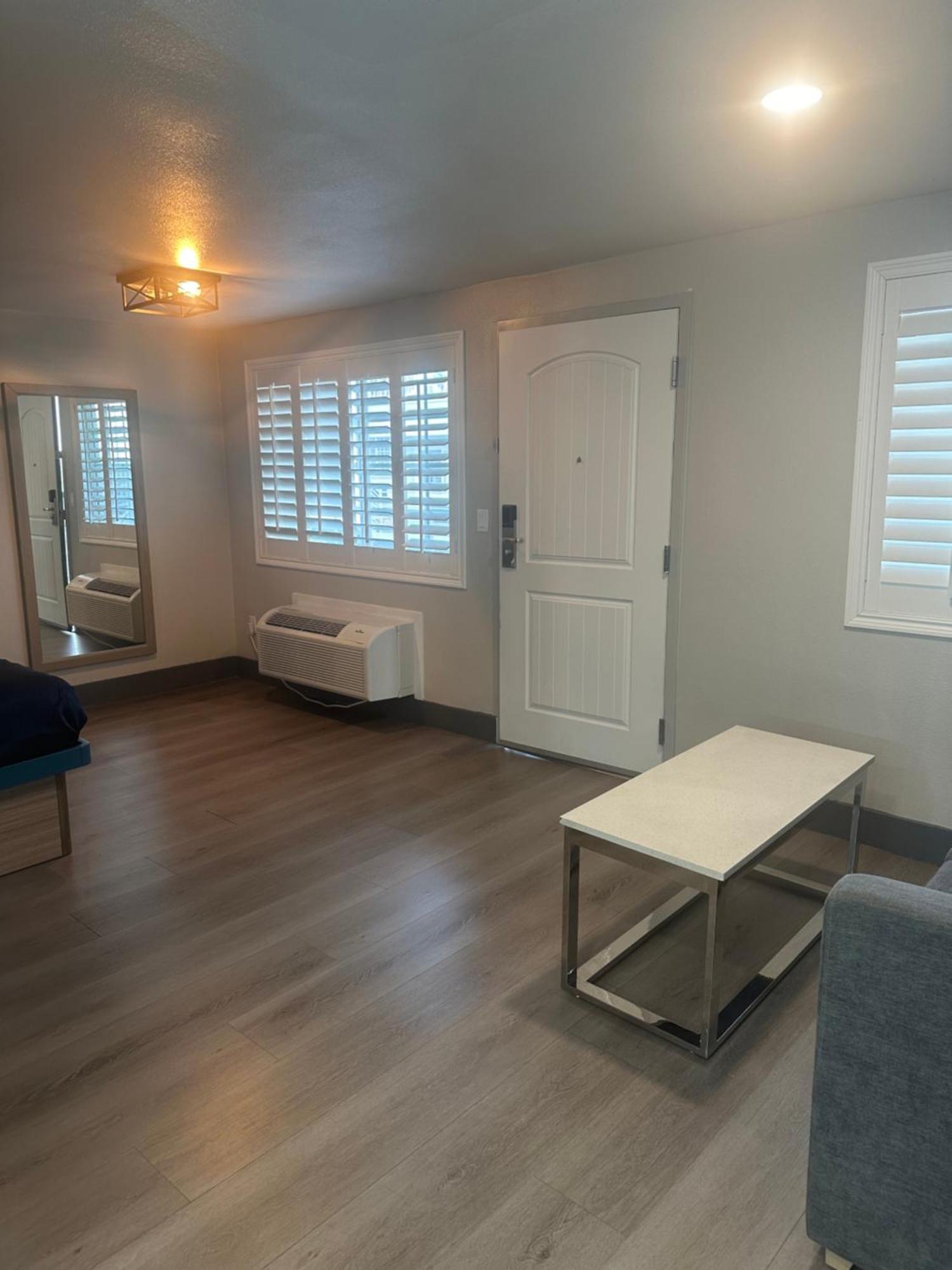 Super 8 By Wyndham Oceanside Downtown 호텔 외부 사진