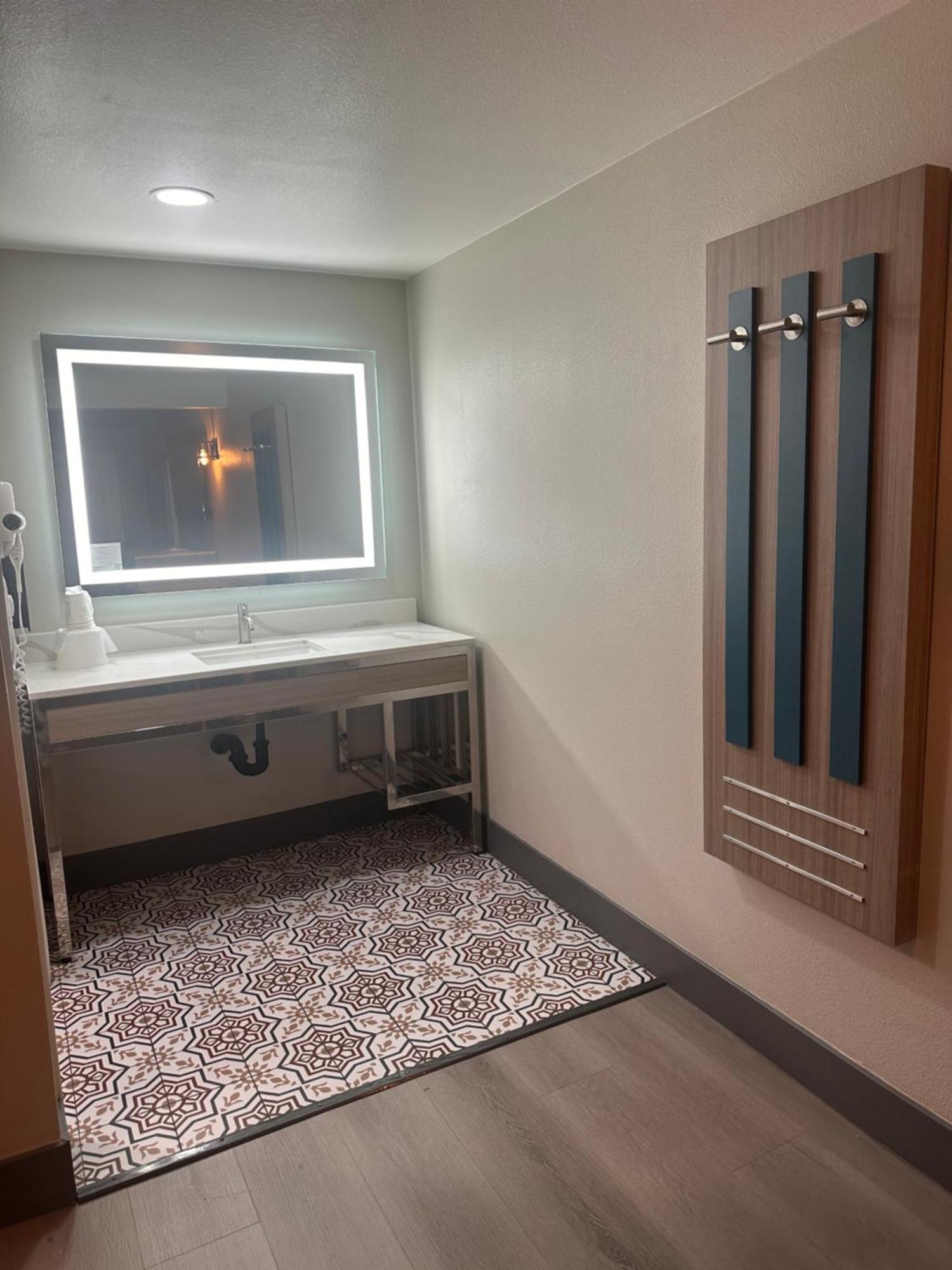 Super 8 By Wyndham Oceanside Downtown 호텔 외부 사진