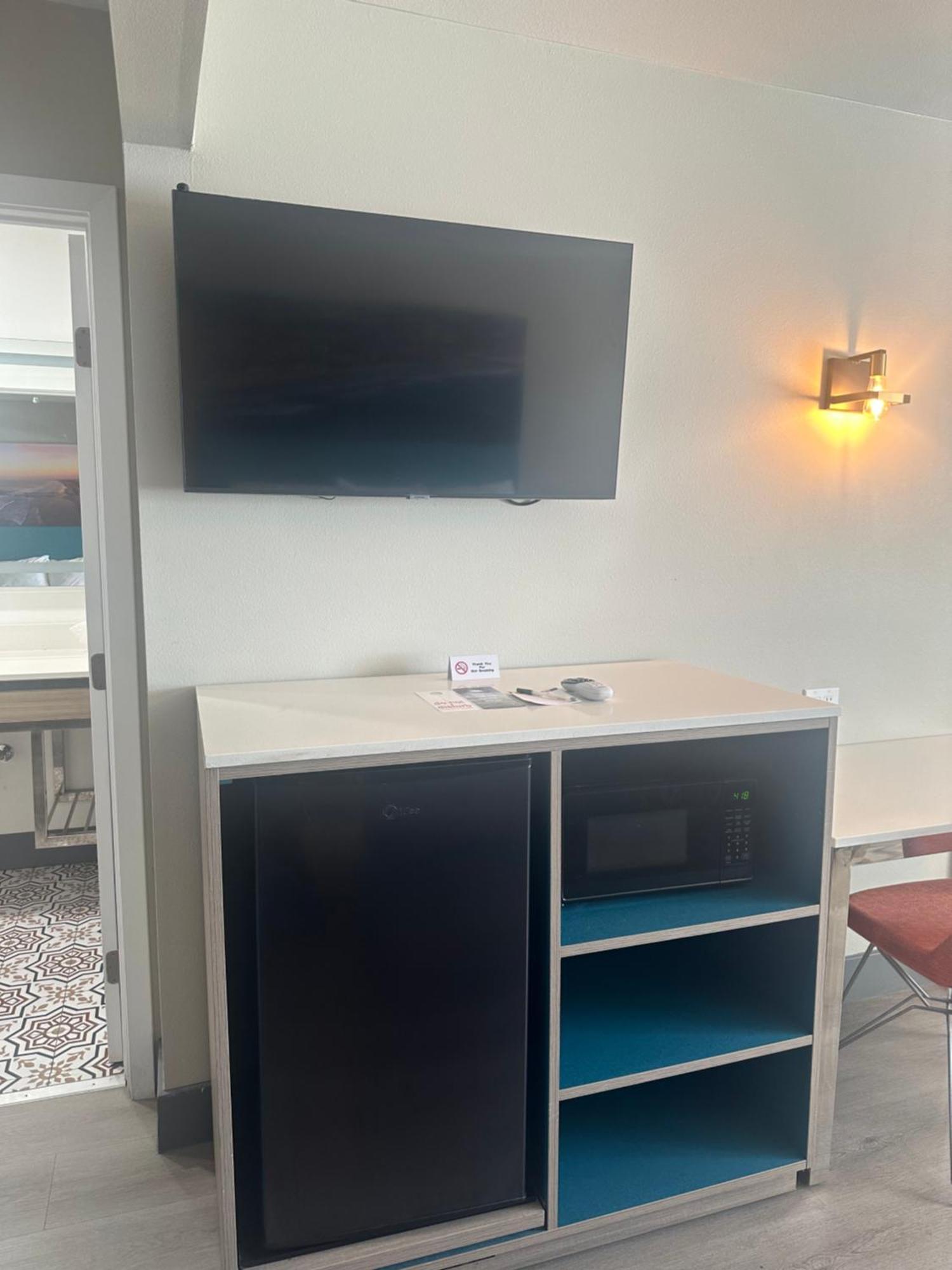 Super 8 By Wyndham Oceanside Downtown 호텔 외부 사진