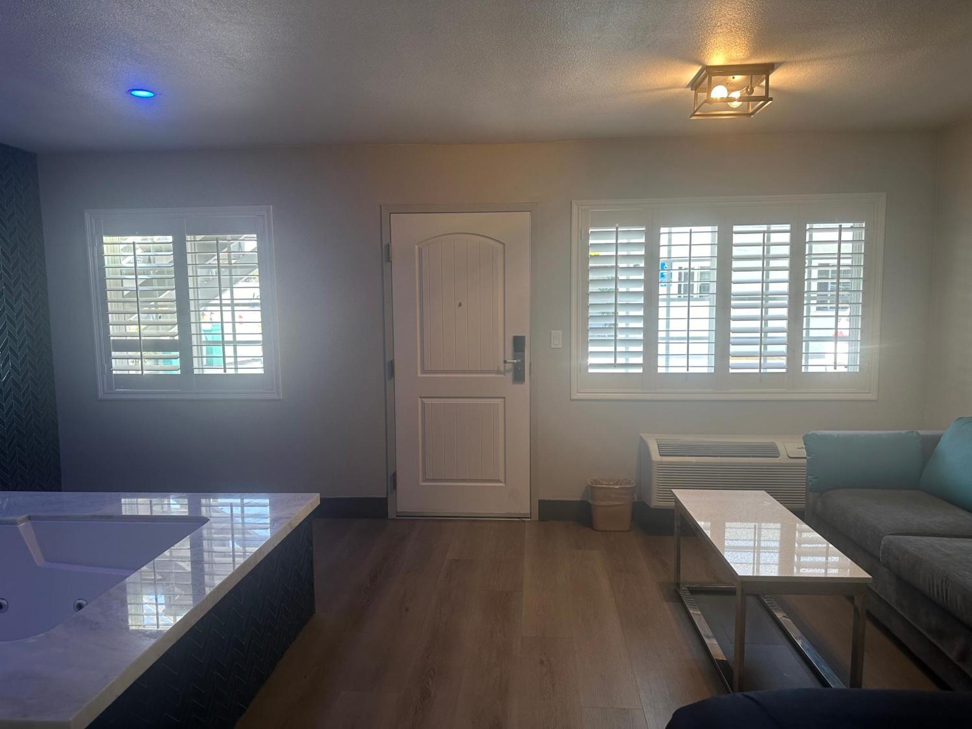 Super 8 By Wyndham Oceanside Downtown 호텔 외부 사진