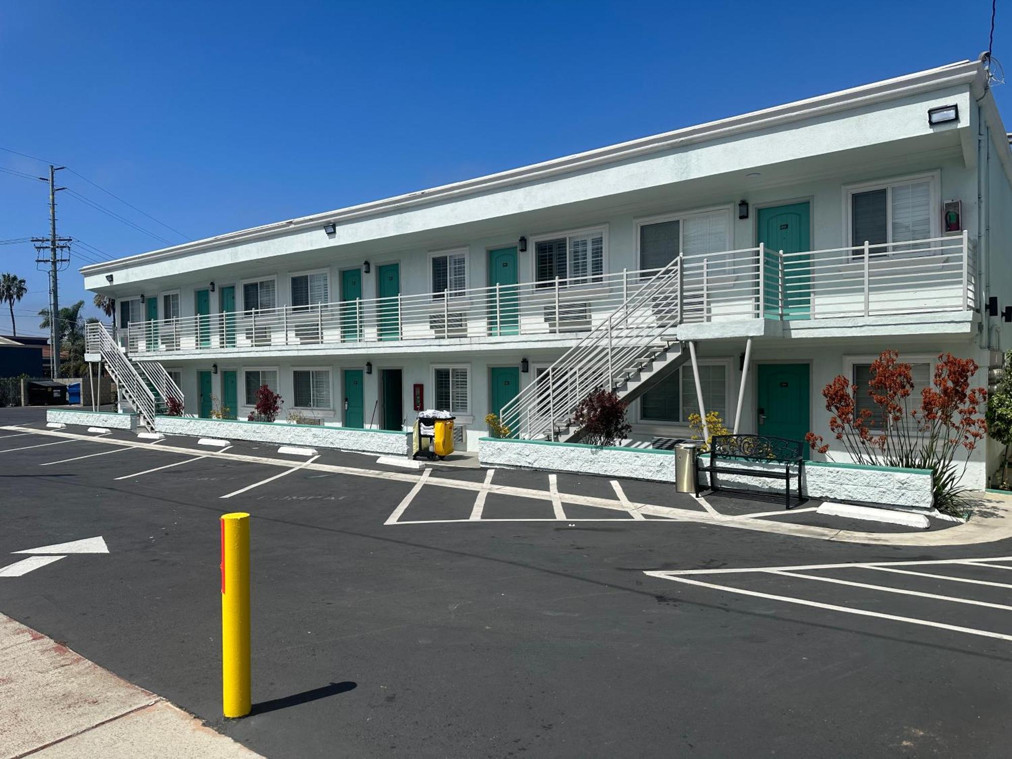 Super 8 By Wyndham Oceanside Downtown 호텔 외부 사진